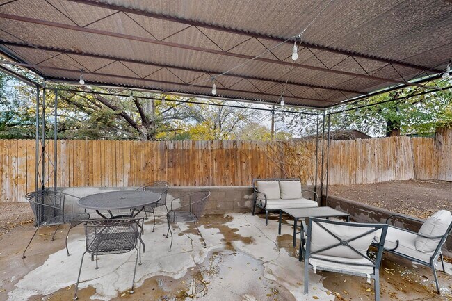 Building Photo - 1640 Stanford Dr NE