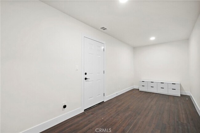 Building Photo - 7425 Vanalden Ave