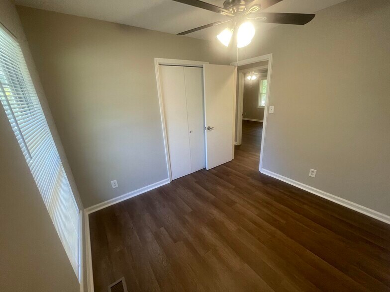 Building Photo - 221 Fallsway Ln