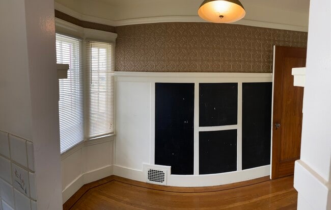 Dinette adjacent to kitchen - 165 Colon Ave