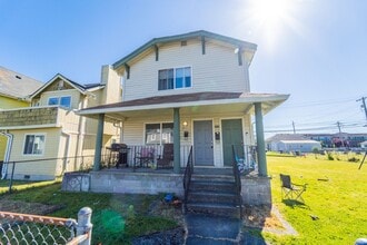 Building Photo - 3 bd/1 ba Duplex in Tacoma - $1,700