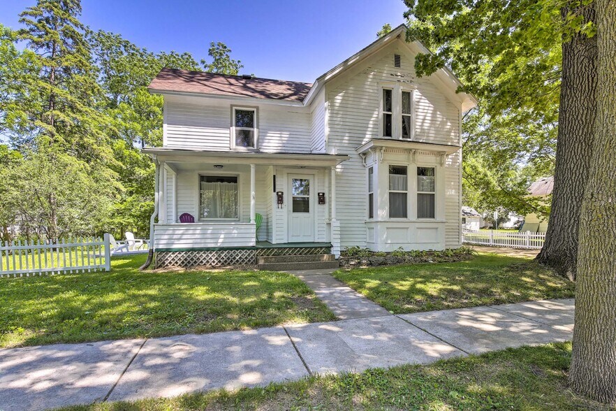 front - 1012 10th St E