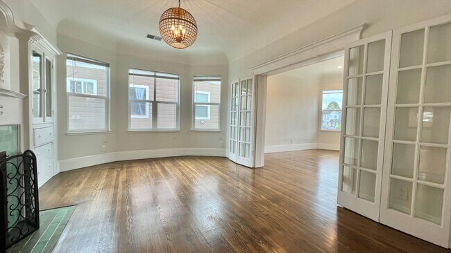 Building Photo - Well-maintained, Charming duplex – 3bd 2ba Upper-Level Unit