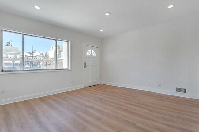 Building Photo - Updated 2 Bed, 1.5 Bath Home in Bloomfield...