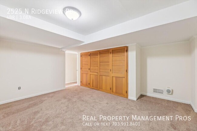 Building Photo - 2525 N Ridgeview Rd