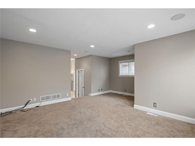 Building Photo - 517 River St