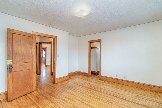 Building Photo - 3 Bed | 1 Bath in Heart of St. Paul