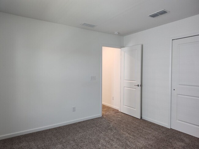 Building Photo - Move-in Ready home Located in The Parkside...