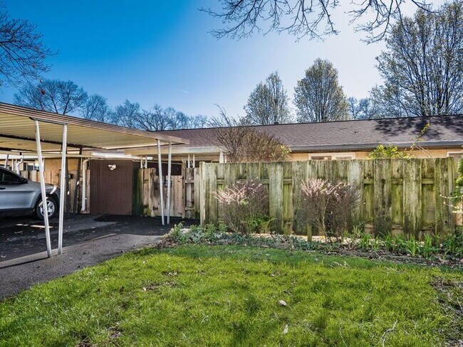 Building Photo - 2324 Woodbrook Cir N
