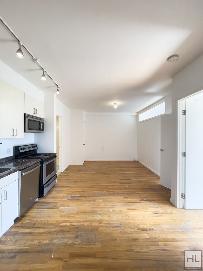 Building Photo - Spacious Sunlit 2-Bed 1-Bath / Great Bushw...