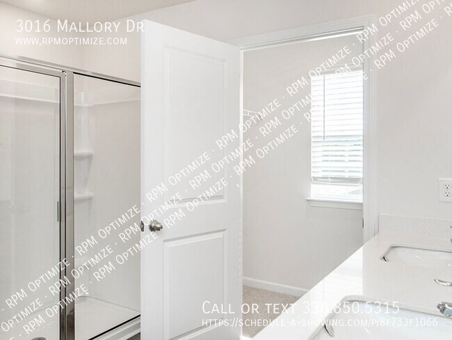 Building Photo - 3016 Mallory Dr