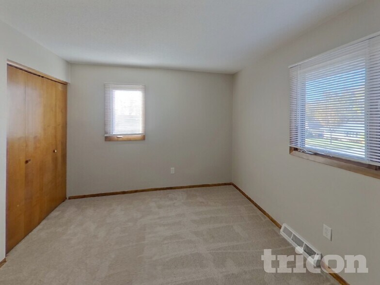 Building Photo - 931 Market St S