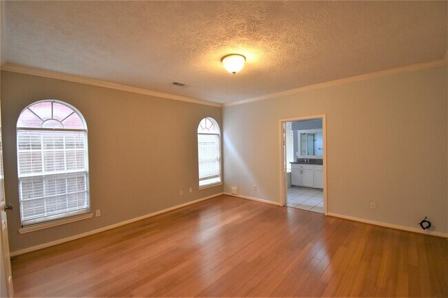 Building Photo - 1323 W Forest Dr