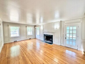 Building Photo - 2245 W Oak St