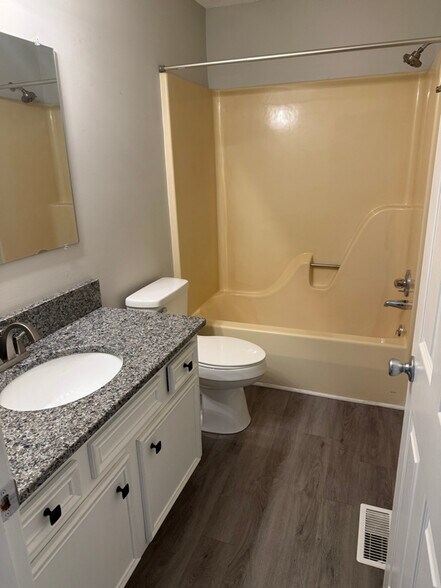 Building Photo - 105 Marcus Dr