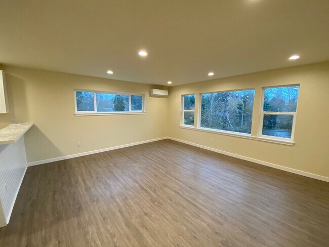 Building Photo - RENT SPECIAL! $1000 OFF OF FIRST MONTH! 5 Bed 3 Bath Home near WWU!
