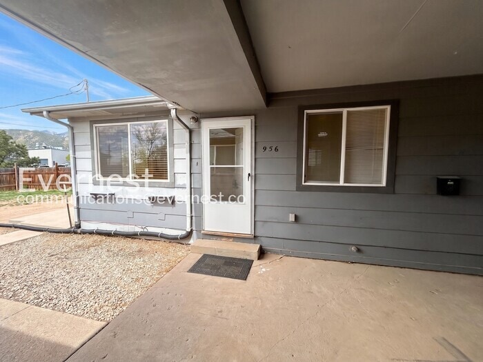 Building Photo - 956 W Moreno Ave