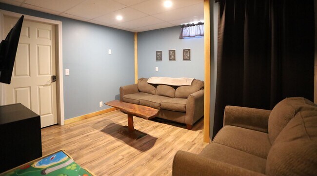 Building Photo - FURNISHED 3 Bed Winter Seasonal Great Location! Available 11/1/26 - $2395/mo