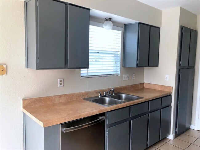 Building Photo - 1915 Magazine St