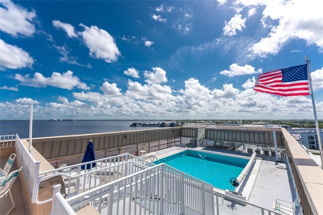 Building Photo - 1500 Park Beach Cir