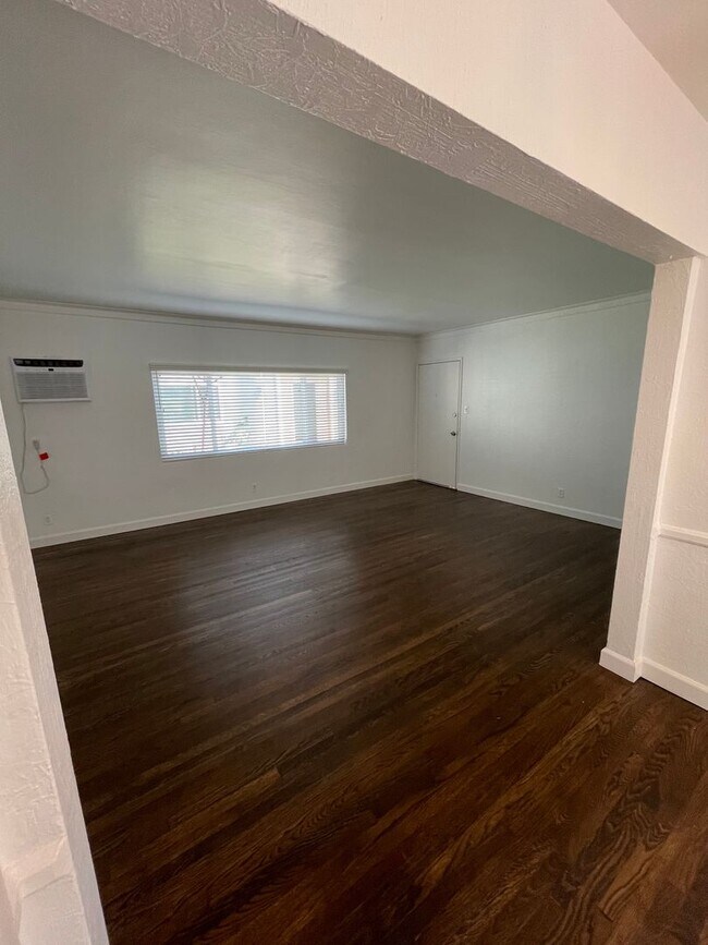 Building Photo - Remodeled 2BR in NoHo – Brand New Kitchen, 2 Parking Spaces, Walk to NoHo West Mall