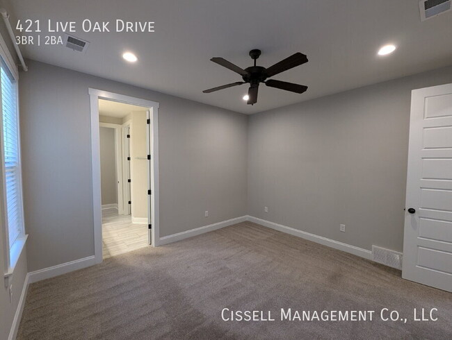Building Photo - 421 Live Oak Dr