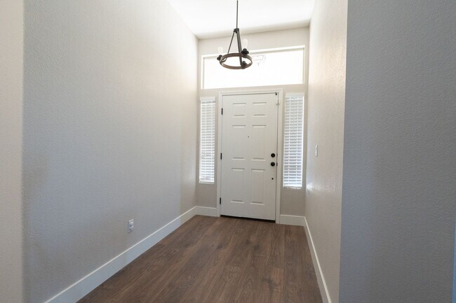 Building Photo - Stunning 3 Bedroom 2 Bath Home