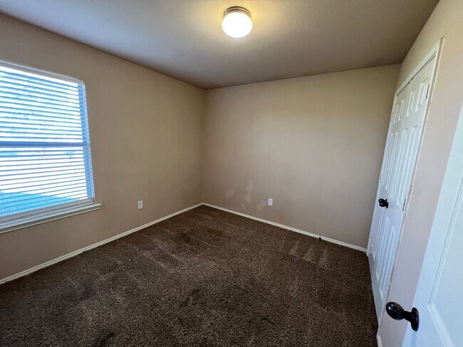 Building Photo - Welcome home to this spacious 3-bedroom, 2-bath quadplex in Krum!