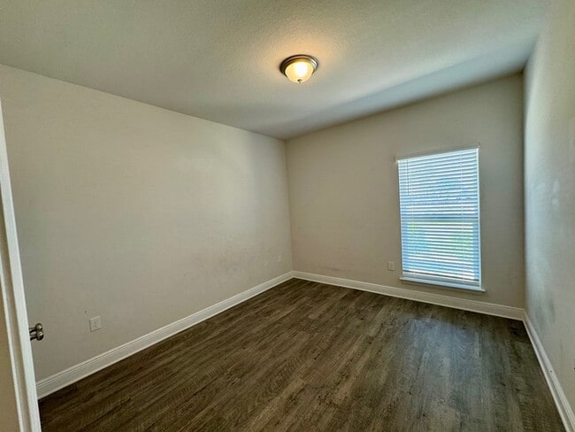 Building Photo - 145 Sandyshore Ct