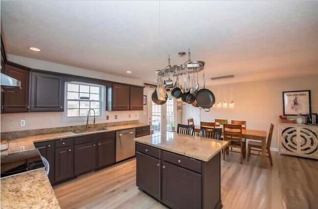 Building Photo - 41 Collinbrook Dr