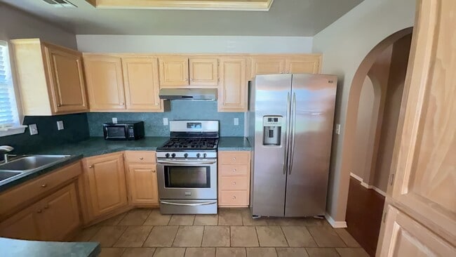 Building Photo - Welcome to this charming 3-bedroom, 2-bath...