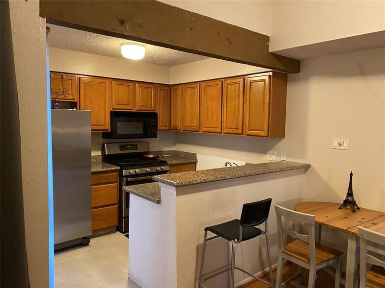 Nicely Equipped Kitchen. All appliances included. - 3232 Windchase Blvd