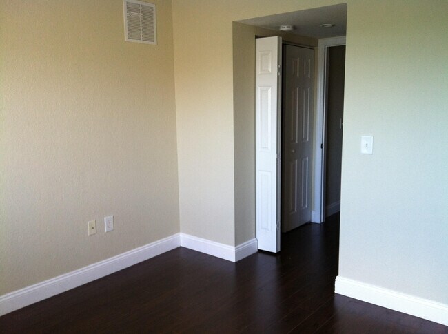 Building Photo - 171 SW Palm Dr