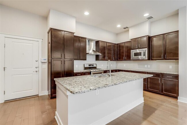 Building Photo - 2520 Bluebonnet Ln