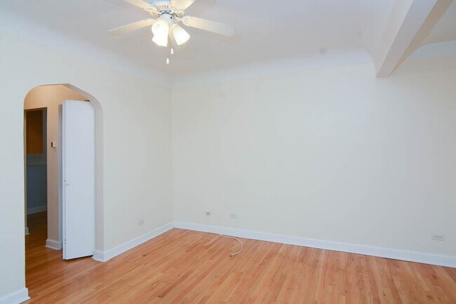 Building Photo - 2922 N Sacramento Ave