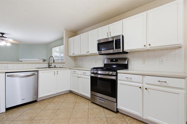 Building Photo - 1806 Carriage Hills Trail