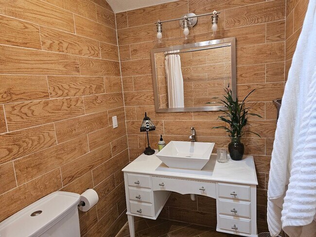 Building Photo - Furnished Waterfront Bungalow with Pool Access