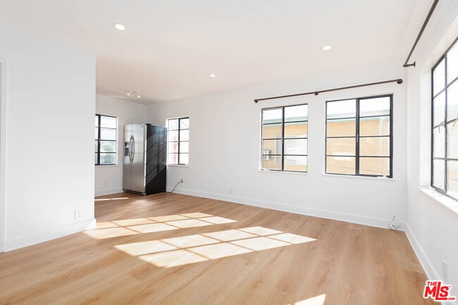 Building Photo - 822 N Detroit St