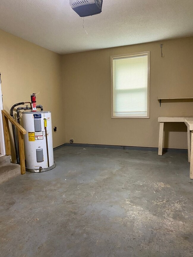 Building Photo - Exit 8! Rossview School. 4 Bed/2 Bath over 1700 Sq.ft!