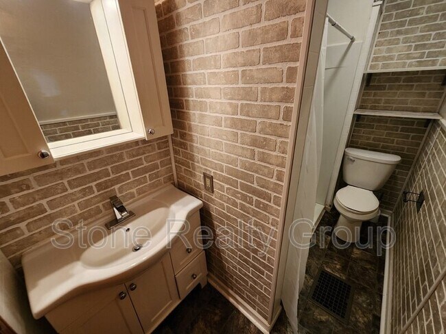 Building Photo - 1809 S Center St