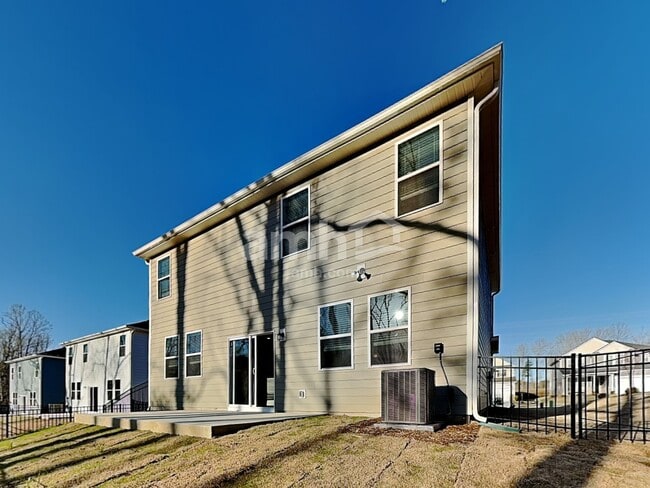 Building Photo - 15717 Thomas Rd