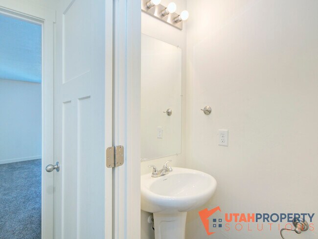 Building Photo - 8172 Broken Spoke Ln