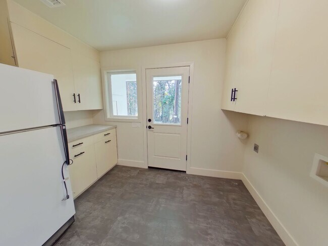Building Photo - 3240 S Louis Ln