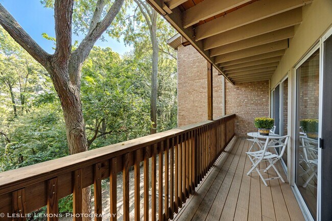 Building Photo - 5811 Oakwood Dr