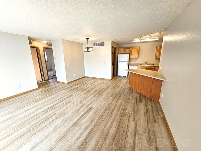 Building Photo - 2 BD, BOTTOM LEVEL, NO STEPS, IN UNIT WASH...