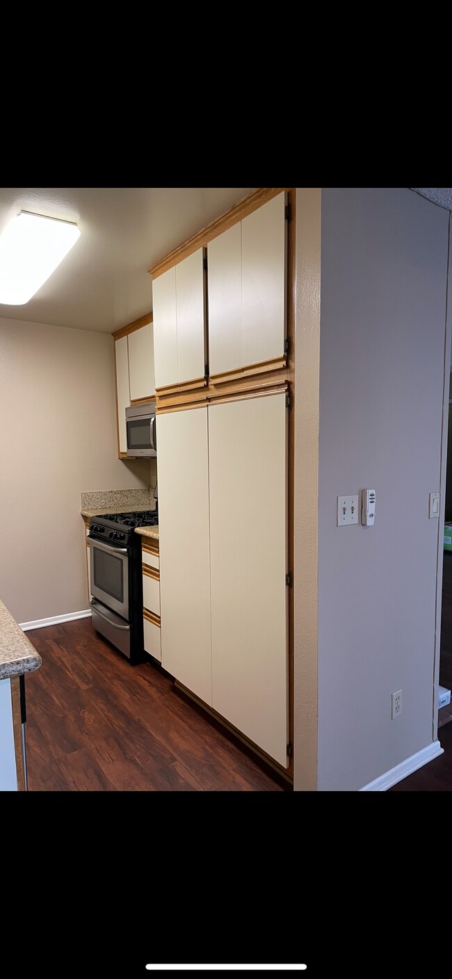 Building Photo - 215 E Elmwood Ave