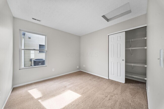 Building Photo - 157 Feathertip Ln