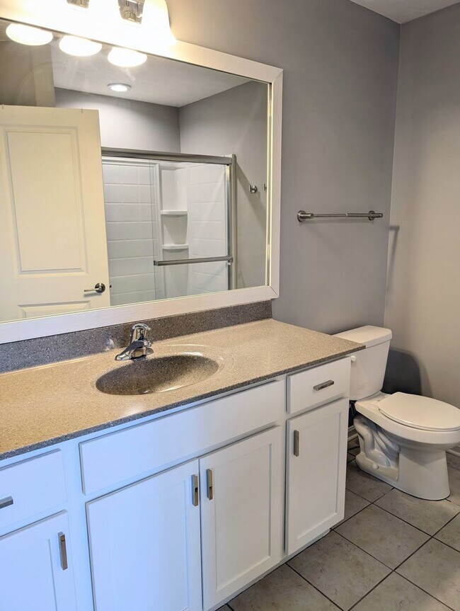 Building Photo - AVAILABLE NOW! Luxurious and Modern 3-4 Bedroom / 3.5 Bath Townhome in the Twin Lakes Community!