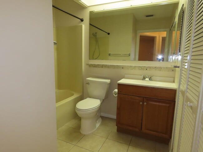 Building Photo - Sunnyside Lakeview 2br/2ba Apartment