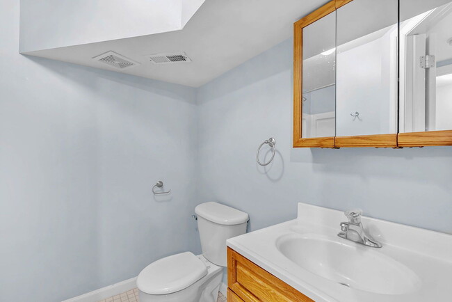 Building Photo - 813 N Lawrence St